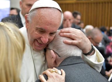 El Papa reza con los abuelos