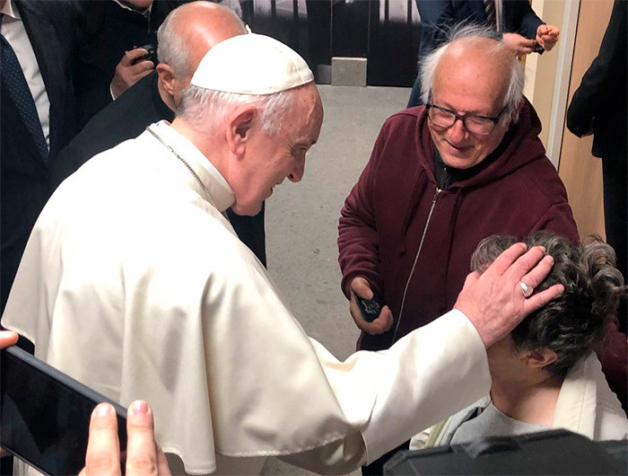 El Papa reza con los abuelos