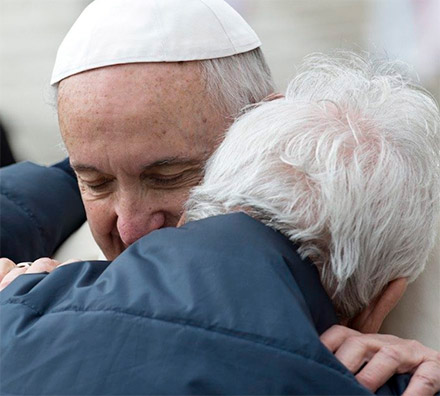 Papa Francisco y abuelos