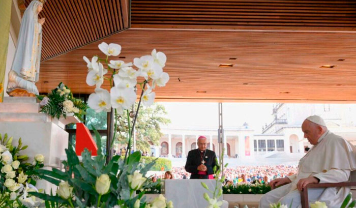 Papa Francisco rezó con 200,000 fieles en Fátima 